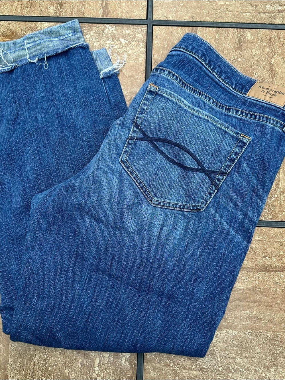 Abercrombie & Fitch Men's Dark Blue cropped ripped jeans size 10